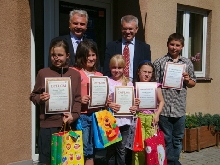 Senator Waldemar Kraska i poseł Bogusław Kowalski z laureatami konkursu 