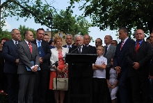 Odsłonięcie popiersia Prezydenta RP Lecha Kaczyńskigo w Mińsku Mazowieckim