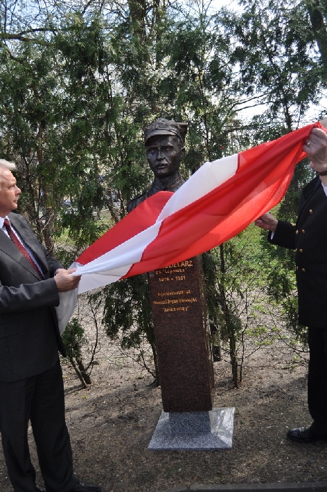 Odsłonięcie popiersia majora Zygmunta Szendzielarza ps. Łupaszka w Toruniu