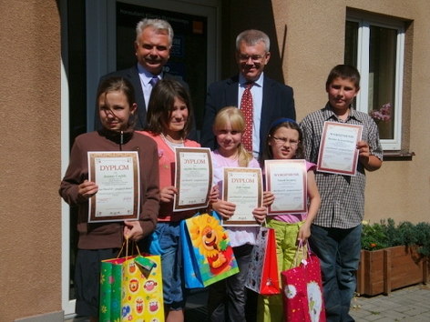 Senator Waldemar Kraska i poseł Bogusław Kowalski z laureatami konkursu 